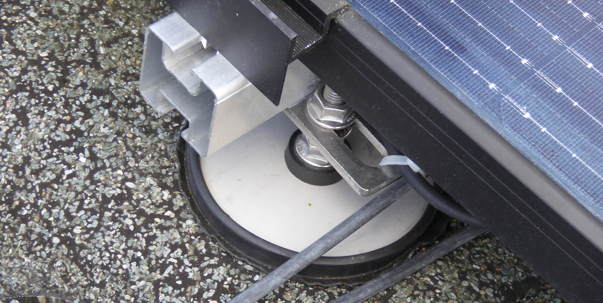 Für jede Einbausituation, hier auf einem Bitumendach, halten spezialisierte Anbieter passende Montagesets bereit, hier das BituPlan von Schletter.