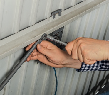 Bild 8: … und befestigen Sie die Verschlussstangen sicher und fest am Garagentor.