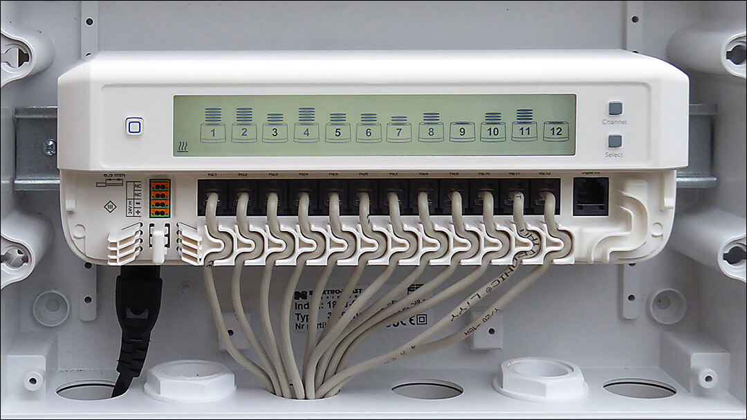 Bild 14: Stecken Sie das Netzkabel in den 230-V-Anschluss und in eine 230-V-Netzsteckdose. Jetzt schaltet sich das Gerät ein: Alle angeschlossenen Ventilantriebe führen eine Adaptierungsfahrt durch und ermitteln so die Ventilschließposition. Später wird hier die jeweils aktuelle Ventilposition angezeigt.
