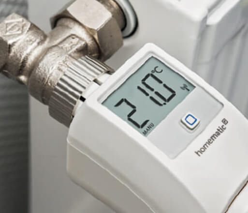 Bild 15: Zum Abschluss des Adaptionsvorgangs wechselt der Thermostat auf seine normale Anzeige der Soll- Temperatur und kann bedient werden. Sie können nun auch direkt am Heizkörperthermostat mit dem Drehrad eine Temperatur vorwählen, zwischen Manuell- und Automatikbetrieb wählen oder die Boost-Funktion auslösen.