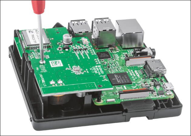 Bild 2 – Einsetzen: Setzen Sie die Funk-Modulplatine und den Raspberry Pi 3 Model B in das passende Gehäuse ein. Besondere Sorgfalt ist bei der Verlegung der Antenne in die dafür vorgesehenen Halterungen anzuwenden. Das Ende der Antenne darf max. 2 mm über die letzte Halterung hinausragen.