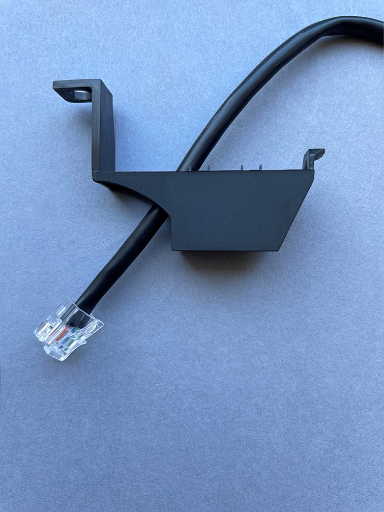 Bild 3: Führen Sie die Sensorleitung von hinten in den Adapter ein.