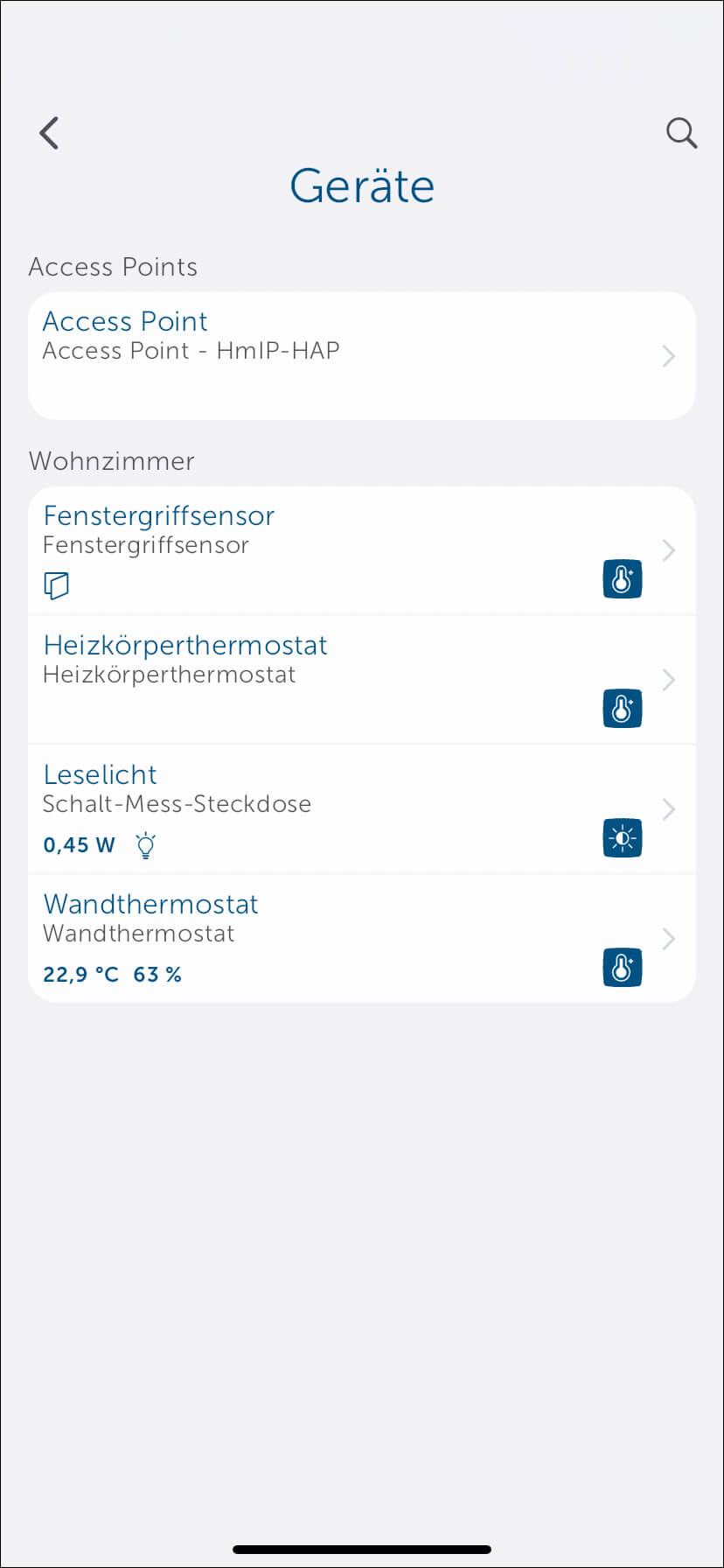 Bild 24: Jetzt erscheint das Gerät in der Raumliste der Homematic IP App. In unserem Beispiel haben wir zusätzlich eine Steckdose, einen Heizkörperthermostat und einen Wandthermostat angelernt. Nur bei Verwendung eines Wandthermostats erscheint im jeweiligen Raum die Luftfeuchte und die Ist-Temperatur.